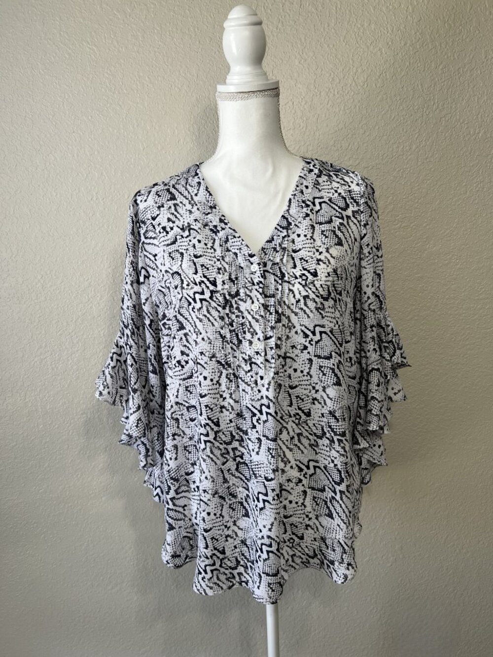 Vince Camuto Woman’s Black White Snakeskin Print Ruffle Sleeve Blouse Sz Large
